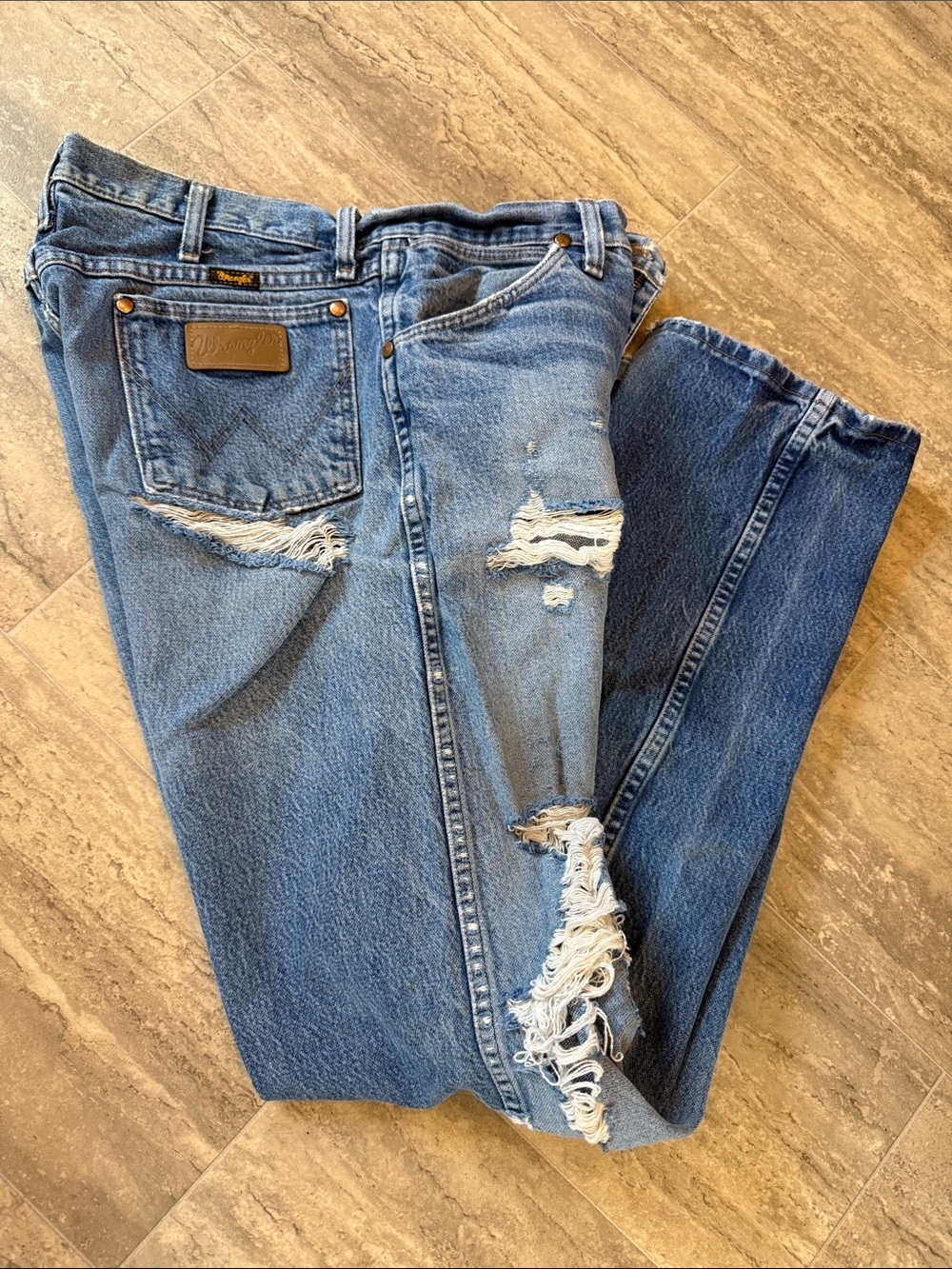 Wrangler Men's Light Blue Destroyed Relaxed Jeans size 34x34